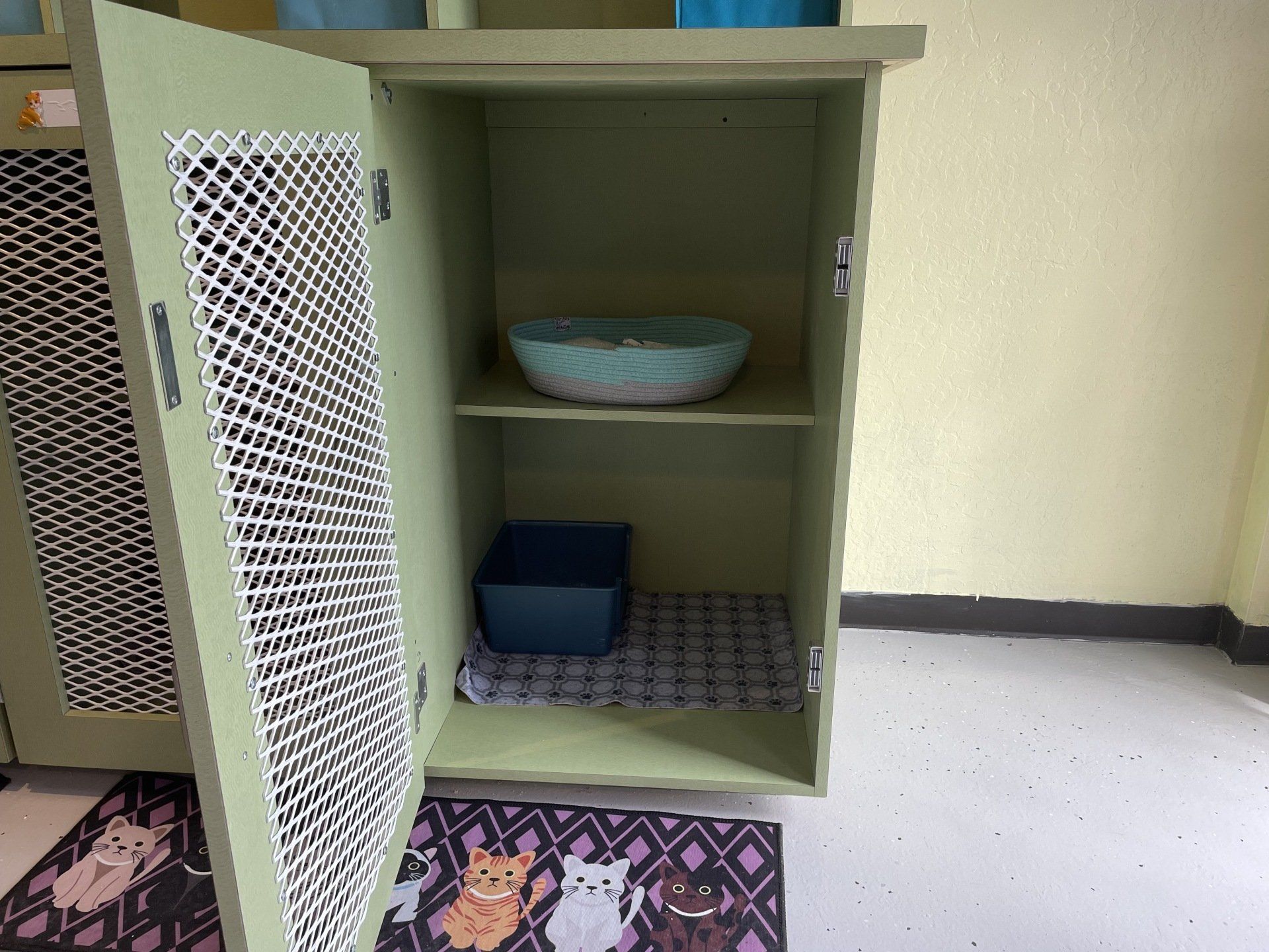 Comfortable cat kennel